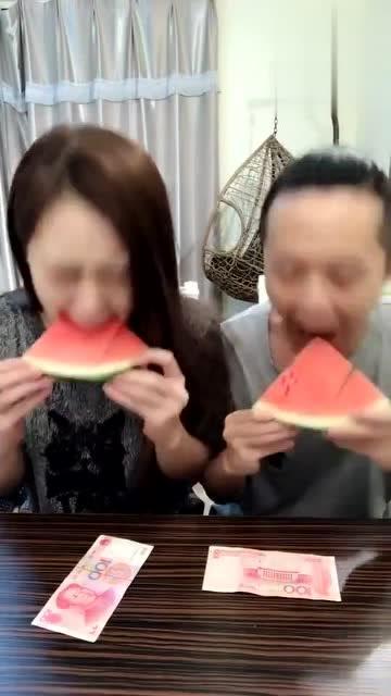 夫妇在线吃瓜视频,网络红人夫妻的甜蜜日常