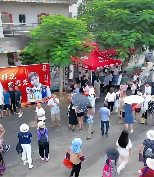 网红小区门口小吃街,美食汇聚，人气爆棚的夜市风情