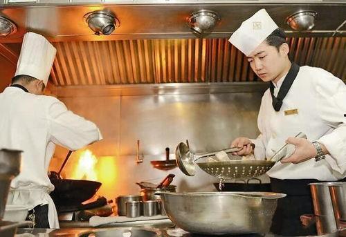 网红老板厨师炒菜视频,一招一式尽显炒菜魅力