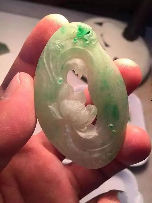 怎么看翡翠片料的肉质,翡翠片料肉质生成的奥秘解析